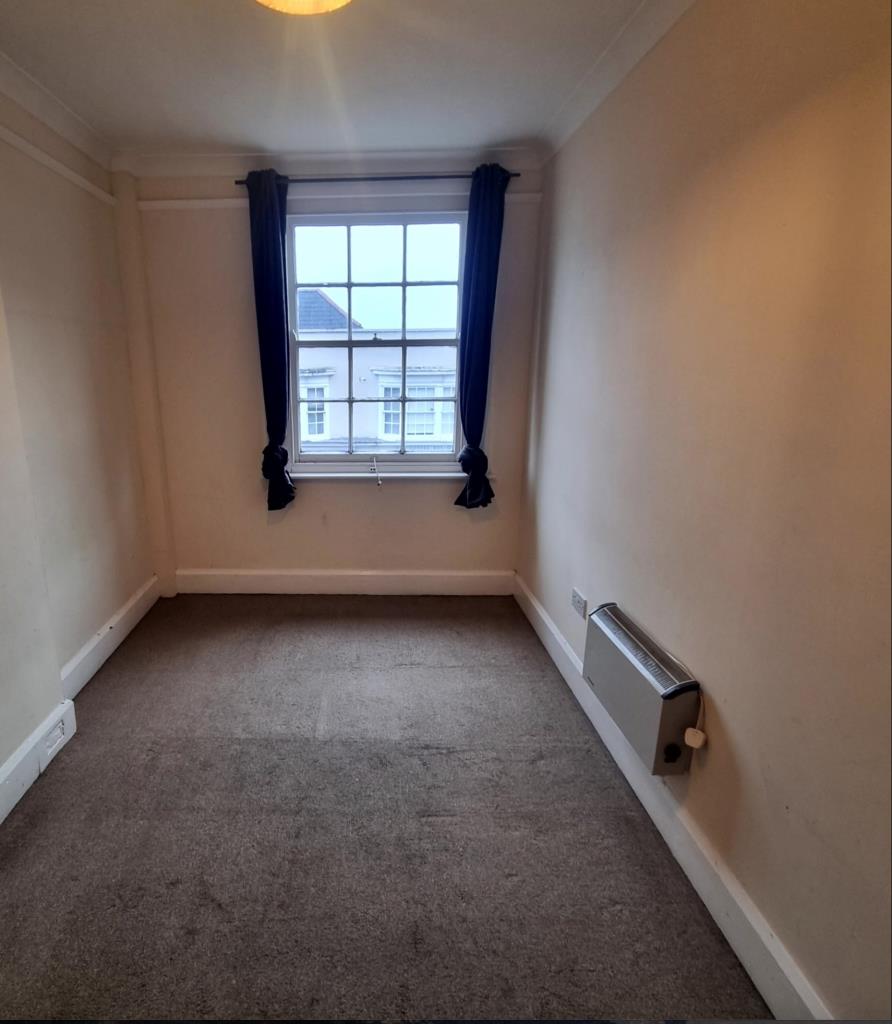 Lot: 184 - TWO-BEDROOM TOWN CENTRE MAISONETTE FOR INVESTMENT OR OWNER OCCUPATION - Bedroom one